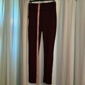 Red and black houndstooth print leggings with front pockets size small
